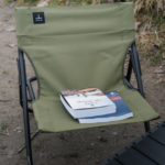 Campfire Stuhl mit Büchern