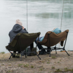 zwei Personen auf Campingstühlen